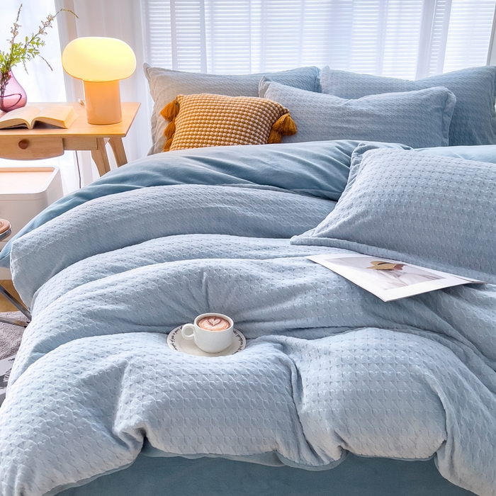 91家纺网 家纺一手货源 找家纺 锦罗绣 2025新款全消光烂花230克牛奶绒四件套 千鸟格-水蓝