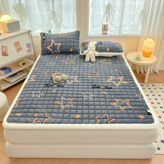 91家纺网 家纺一手货源 找家纺 爱屋及屋 2025新款牛奶绒印花床垫-大床款 星星灰