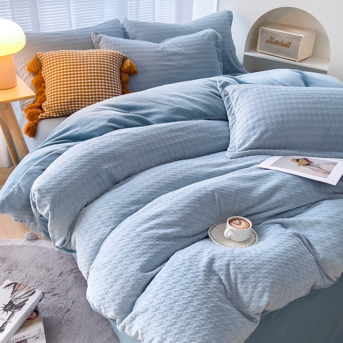 91家纺网 家纺一手货源 找家纺 锦罗绣 2025新款全消光烂花230克牛奶绒四件套 千鸟格-水蓝