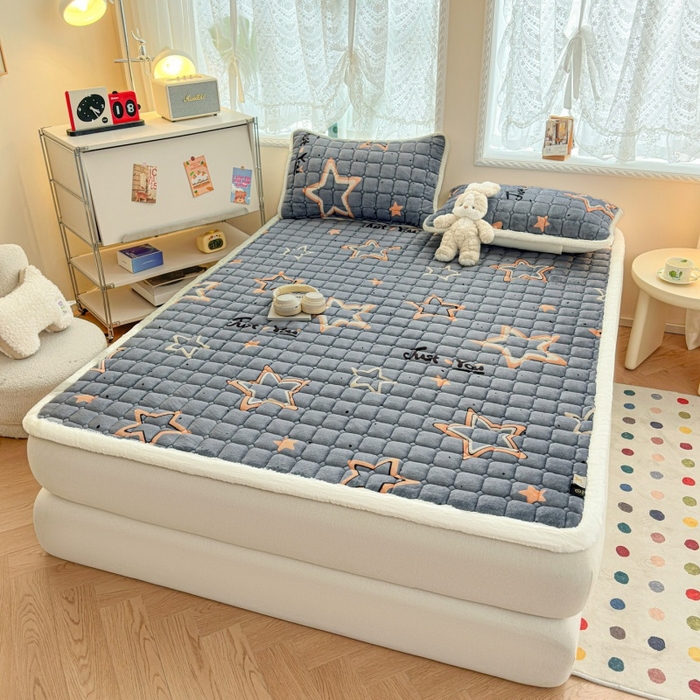 91家纺网 家纺一手货源 找家纺 爱屋及屋 2025新款牛奶绒印花床垫-大床款 星星灰