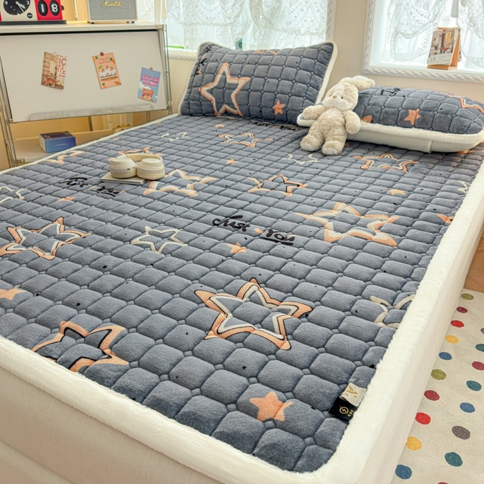 91家纺网 家纺一手货源 找家纺 爱屋及屋 2025新款牛奶绒印花床垫-大床款 星星灰