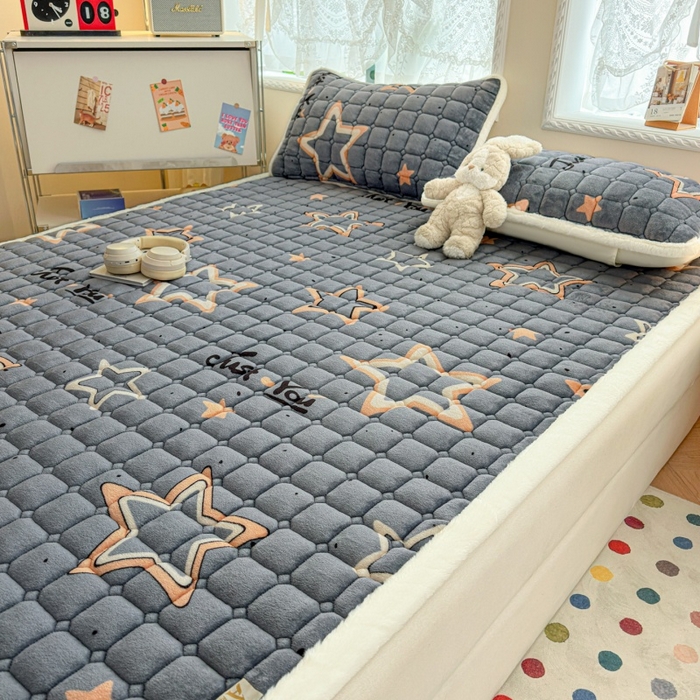 91家纺网 家纺一手货源 找家纺 爱屋及屋 2025新款牛奶绒印花床垫-大床款 星星灰