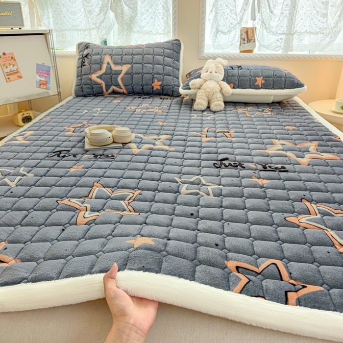 91家纺网 家纺一手货源 找家纺 爱屋及屋 2025新款牛奶绒印花床垫-大床款 星星灰