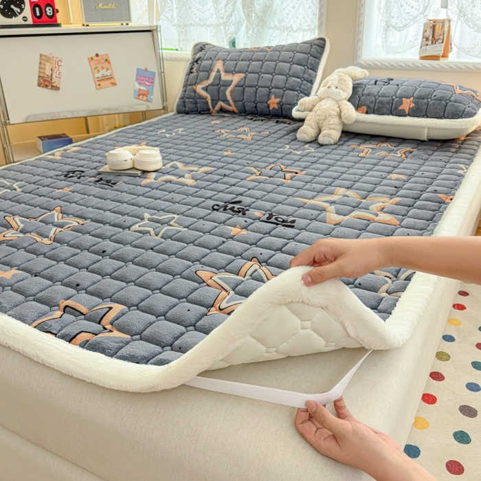 91家纺网 家纺一手货源 找家纺 爱屋及屋 2025新款牛奶绒印花床垫-大床款 星星灰