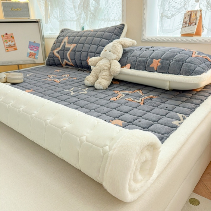 91家纺网 家纺一手货源 找家纺 爱屋及屋 2025新款牛奶绒印花床垫-大床款 星星灰