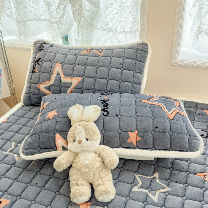 91家纺网 家纺一手货源 找家纺 爱屋及屋 2025新款牛奶绒印花床垫-大床款 星星灰