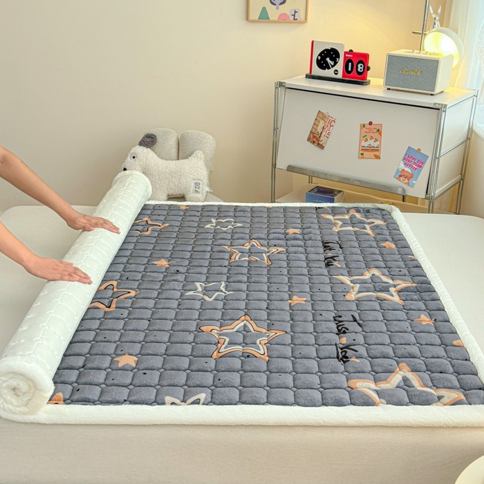 91家纺网 家纺一手货源 找家纺 爱屋及屋 2025新款牛奶绒印花床垫-大床款 星星灰