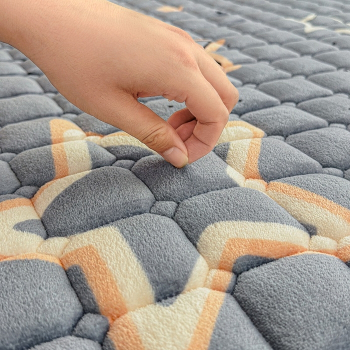 91家纺网 家纺一手货源 找家纺 爱屋及屋 2025新款牛奶绒印花床垫-大床款 星星灰