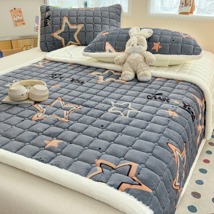 91家纺网 家纺一手货源 找家纺 爱屋及屋 2025新款牛奶绒印花床垫-大床款 星星灰