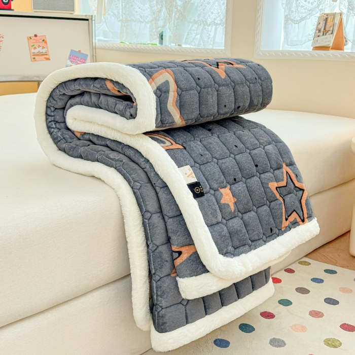 91家纺网 家纺一手货源 找家纺 爱屋及屋 2025新款牛奶绒印花床垫-大床款 星星灰