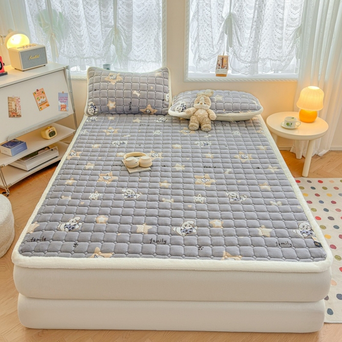 91家纺网 家纺一手货源 找家纺 爱屋及屋 2025新款牛奶绒印花床垫-大床款 星星小狗