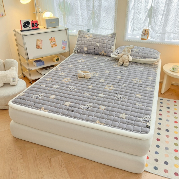 91家纺网 家纺一手货源 找家纺 爱屋及屋 2025新款牛奶绒印花床垫-大床款 星星小狗