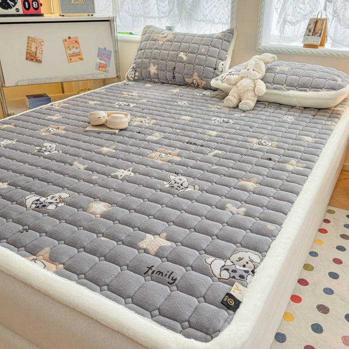 91家纺网 家纺一手货源 找家纺 爱屋及屋 2025新款牛奶绒印花床垫-大床款 星星小狗