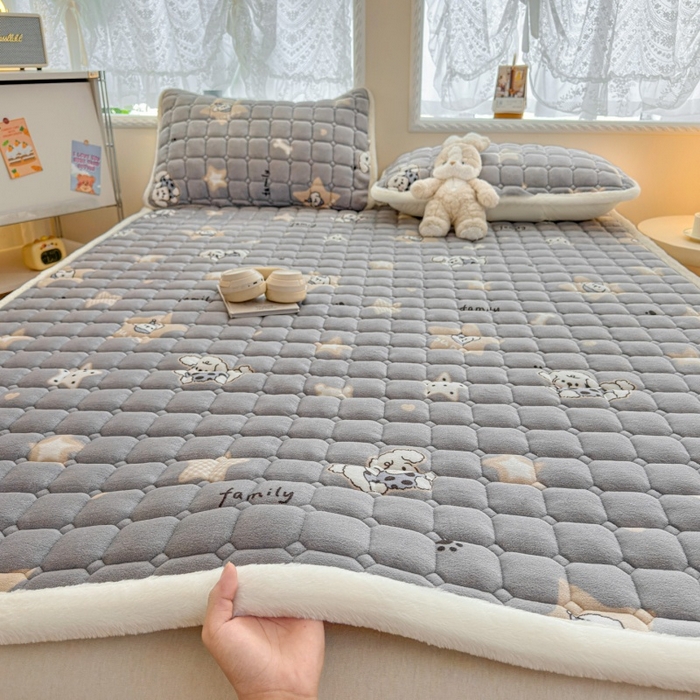 91家纺网 家纺一手货源 找家纺 爱屋及屋 2025新款牛奶绒印花床垫-大床款 星星小狗