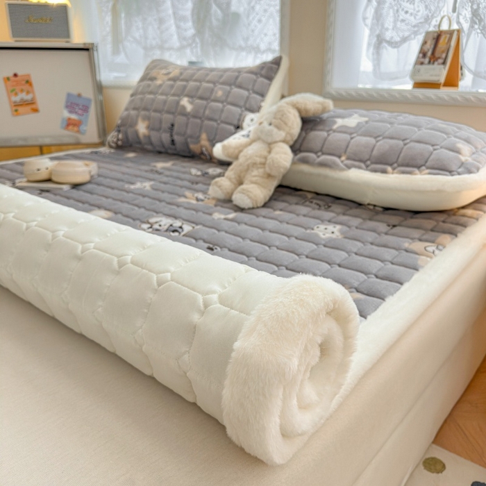 91家纺网 家纺一手货源 找家纺 爱屋及屋 2025新款牛奶绒印花床垫-大床款 星星小狗