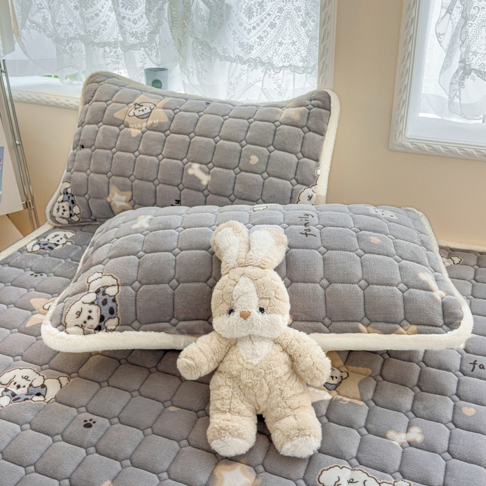 91家纺网 家纺一手货源 找家纺 爱屋及屋 2025新款牛奶绒印花床垫-大床款 星星小狗