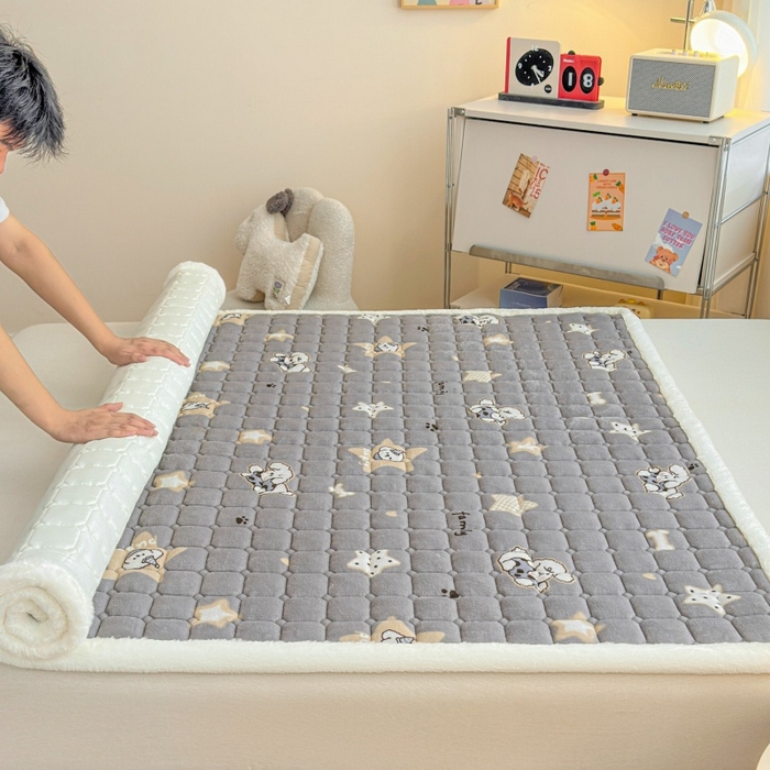 91家纺网 家纺一手货源 找家纺 爱屋及屋 2025新款牛奶绒印花床垫-大床款 星星小狗