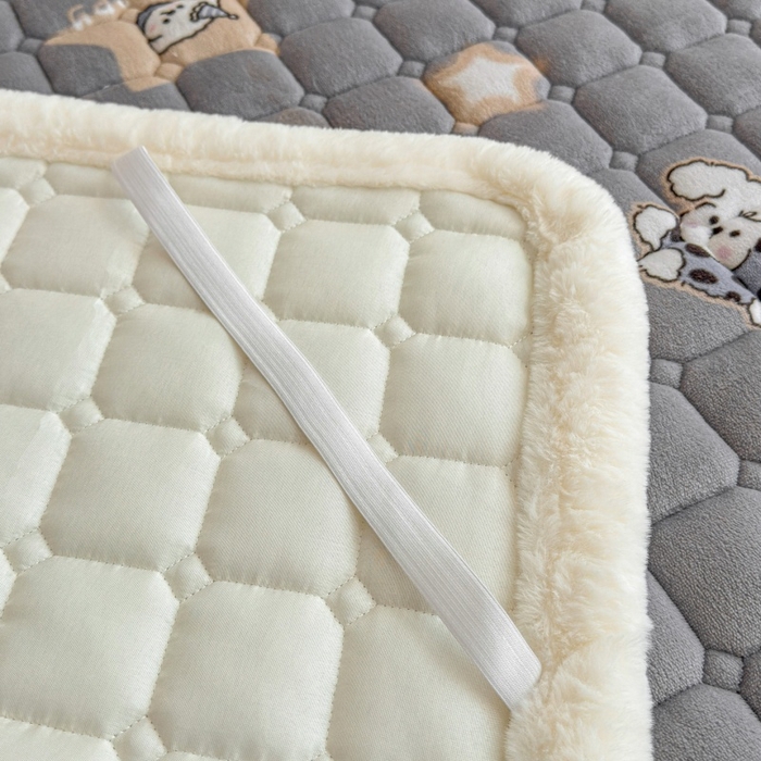 91家纺网 家纺一手货源 找家纺 爱屋及屋 2025新款牛奶绒印花床垫-大床款 星星小狗