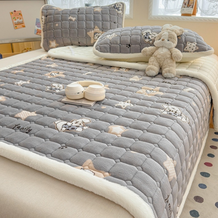 91家纺网 家纺一手货源 找家纺 爱屋及屋 2025新款牛奶绒印花床垫-大床款 星星小狗