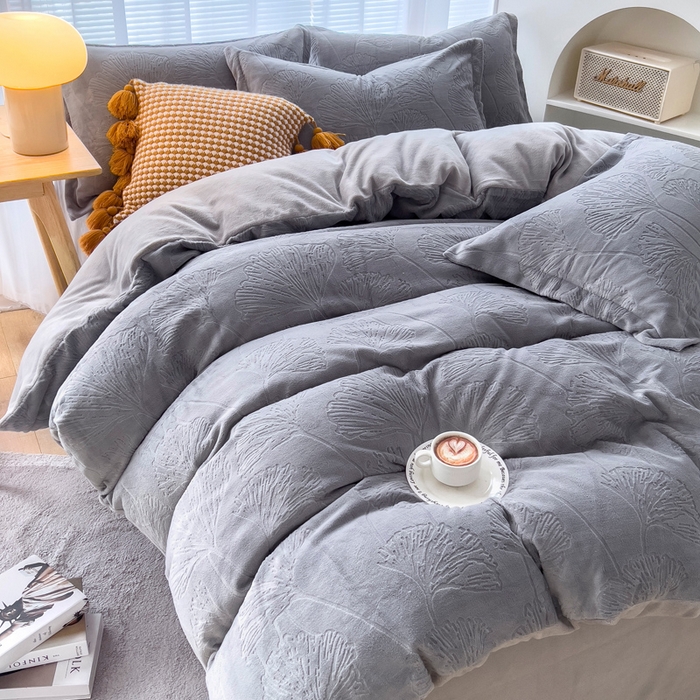 91家纺网 家纺一手货源 找家纺 锦罗绣 2025新款全消光烂花230克牛奶绒四件套 银杏叶-灰