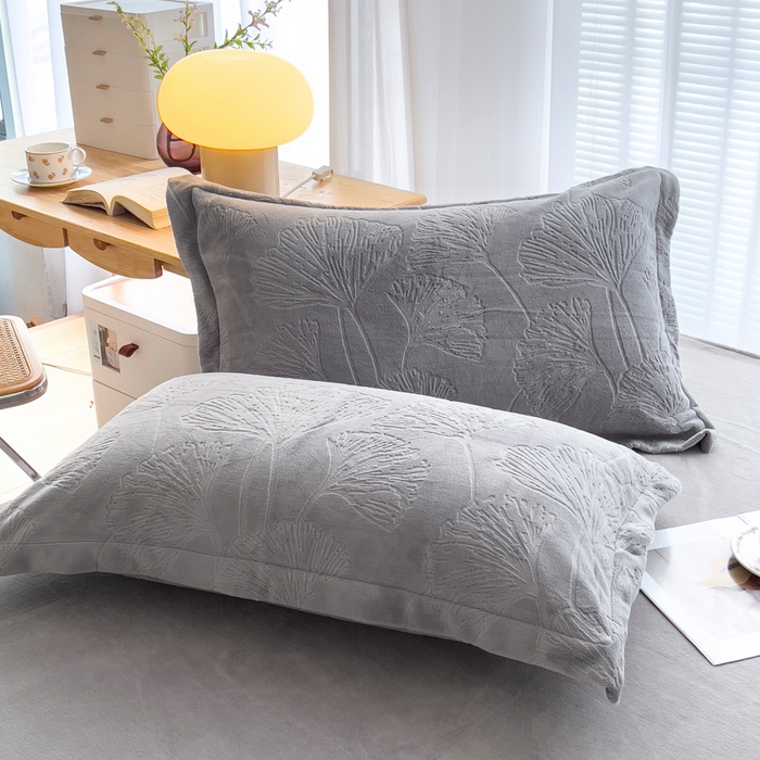 91家纺网 家纺一手货源 找家纺 锦罗绣 2025新款全消光烂花230克牛奶绒四件套 银杏叶-灰