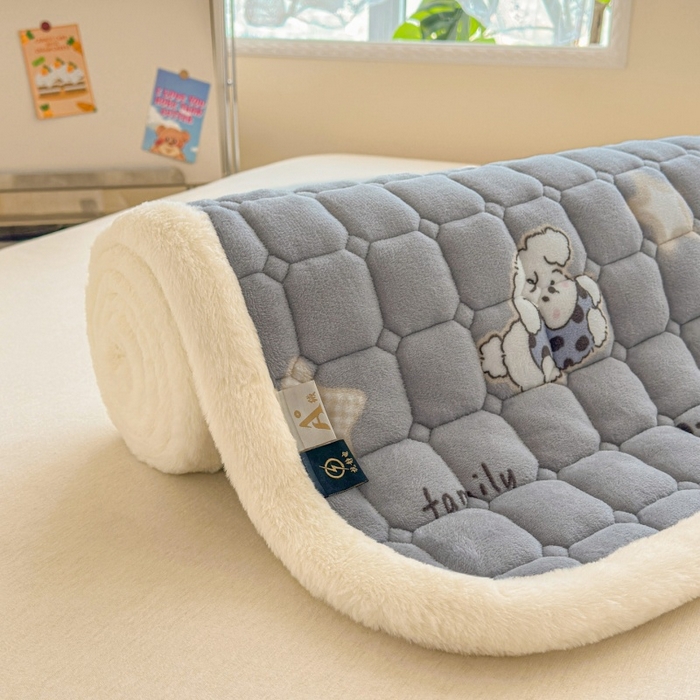 91家纺网 家纺一手货源 找家纺 爱屋及屋 2025新款牛奶绒印花床垫-大床款 星星小狗