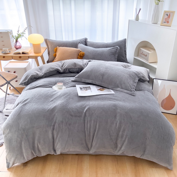 91家纺网 家纺一手货源 找家纺 锦罗绣 2025新款全消光烂花230克牛奶绒四件套 银杏叶-灰