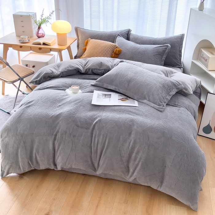 91家纺网 家纺一手货源 找家纺 锦罗绣 2025新款全消光烂花230克牛奶绒四件套 银杏叶-灰