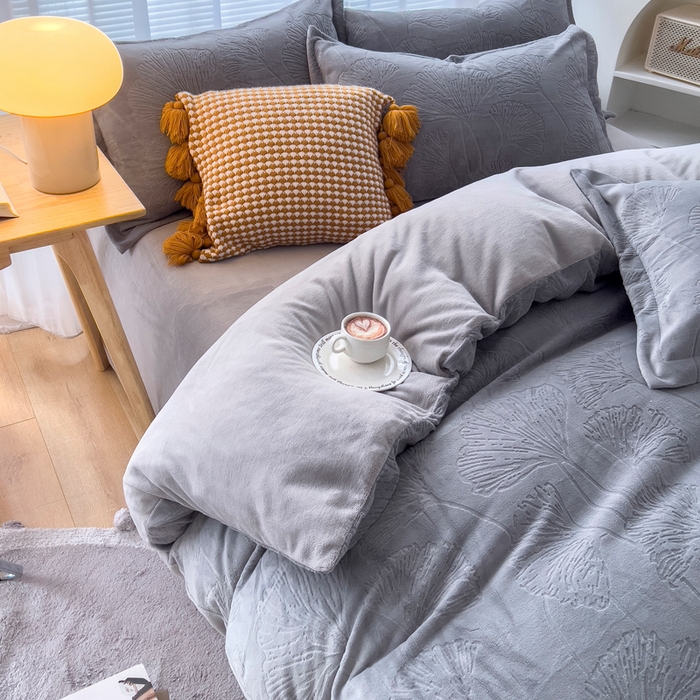 91家纺网 家纺一手货源 找家纺 锦罗绣 2025新款全消光烂花230克牛奶绒四件套 银杏叶-灰