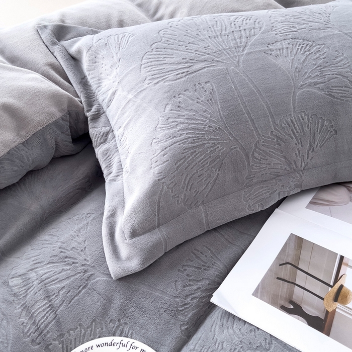 91家纺网 家纺一手货源 找家纺 锦罗绣 2025新款全消光烂花230克牛奶绒四件套 银杏叶-灰