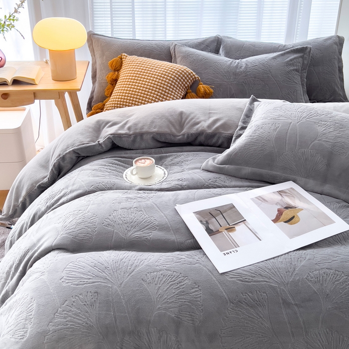 91家纺网 家纺一手货源 找家纺 锦罗绣 2025新款全消光烂花230克牛奶绒四件套 银杏叶-灰