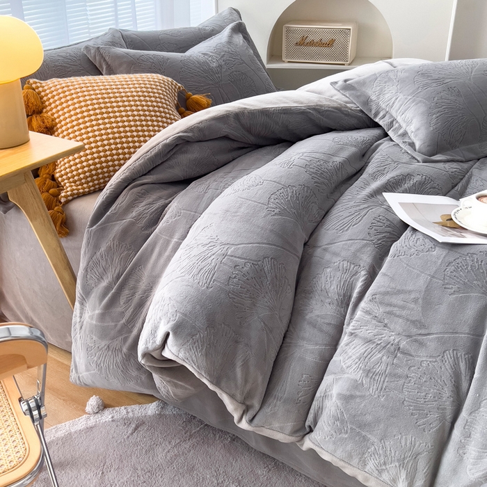 91家纺网 家纺一手货源 找家纺 锦罗绣 2025新款全消光烂花230克牛奶绒四件套 银杏叶-灰