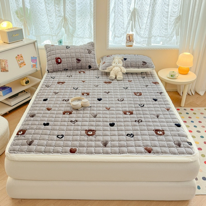 91家纺网 家纺一手货源 找家纺 爱屋及屋 2025新款牛奶绒印花床垫-大床款 幸运小熊-灰