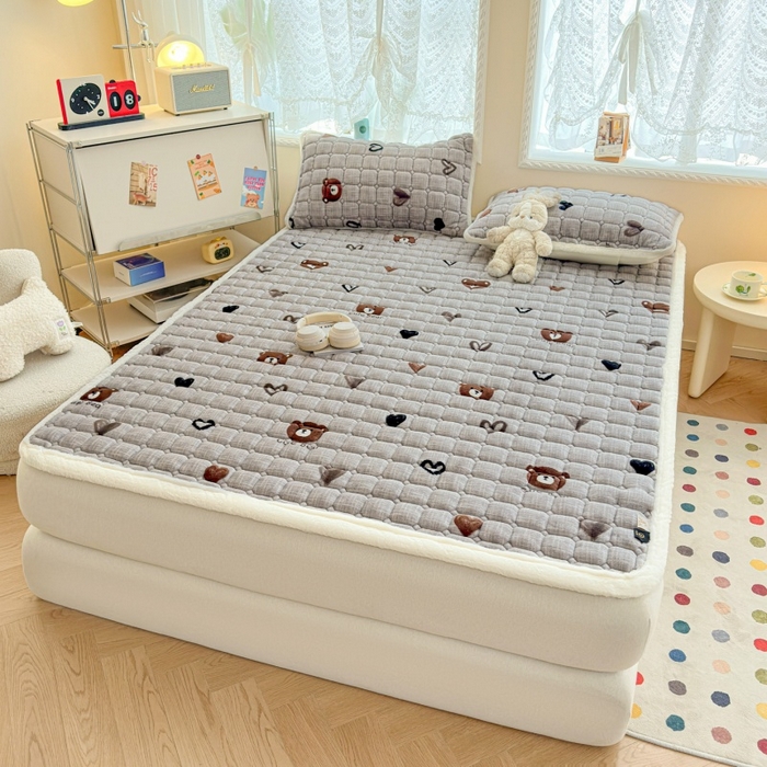 91家纺网 家纺一手货源 找家纺 爱屋及屋 2025新款牛奶绒印花床垫-大床款 幸运小熊-灰