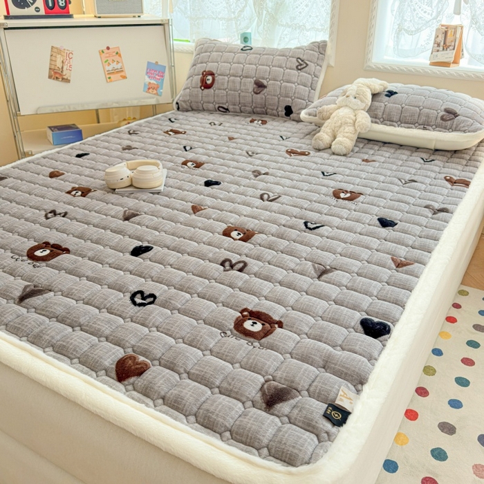 91家纺网 家纺一手货源 找家纺 爱屋及屋 2025新款牛奶绒印花床垫-大床款 幸运小熊-灰
