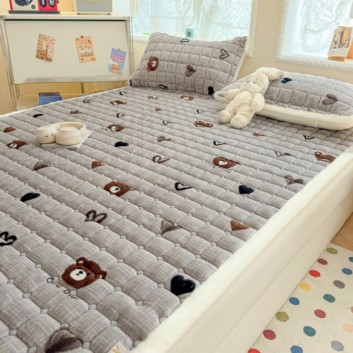 91家纺网 家纺一手货源 找家纺 爱屋及屋 2025新款牛奶绒印花床垫-大床款 幸运小熊-灰