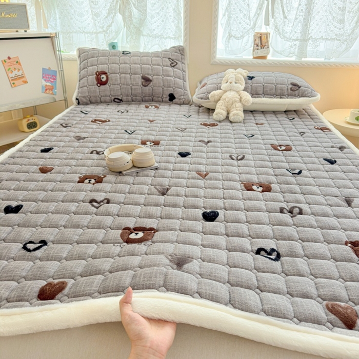 91家纺网 家纺一手货源 找家纺 爱屋及屋 2025新款牛奶绒印花床垫-大床款 幸运小熊-灰