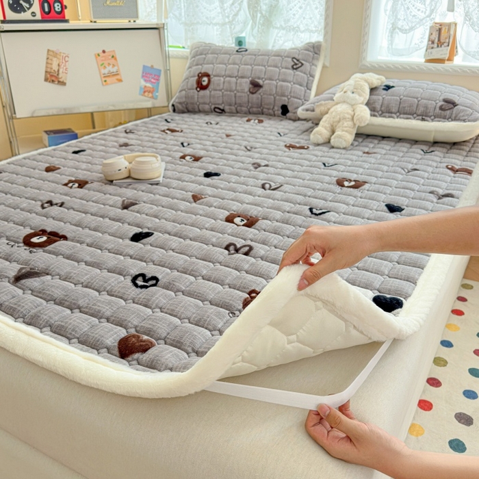 91家纺网 家纺一手货源 找家纺 爱屋及屋 2025新款牛奶绒印花床垫-大床款 幸运小熊-灰