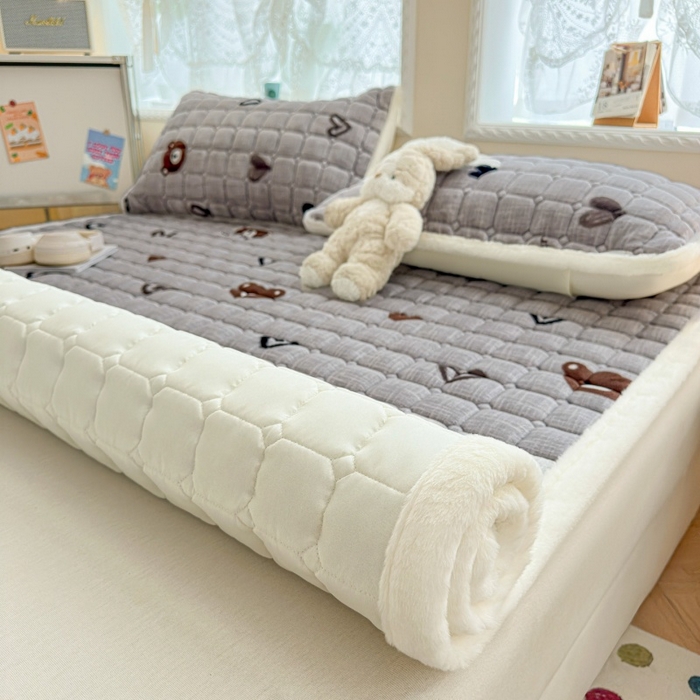 91家纺网 家纺一手货源 找家纺 爱屋及屋 2025新款牛奶绒印花床垫-大床款 幸运小熊-灰
