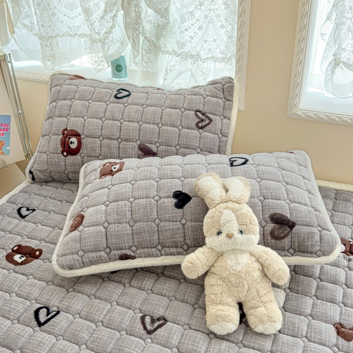 91家纺网 家纺一手货源 找家纺 爱屋及屋 2025新款牛奶绒印花床垫-大床款 幸运小熊-灰