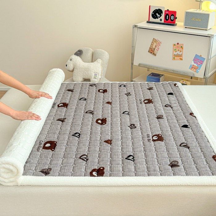 91家纺网 家纺一手货源 找家纺 爱屋及屋 2025新款牛奶绒印花床垫-大床款 幸运小熊-灰