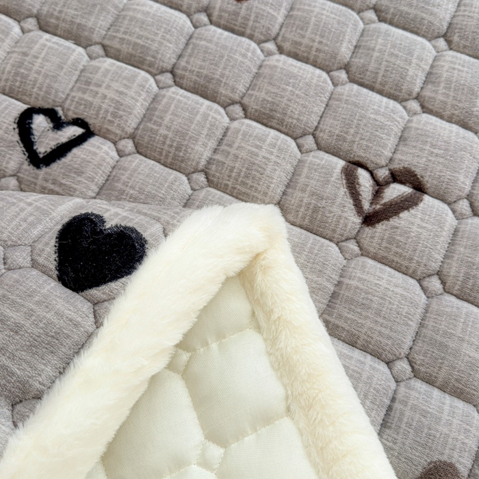 91家纺网 家纺一手货源 找家纺 爱屋及屋 2025新款牛奶绒印花床垫-大床款 幸运小熊-灰