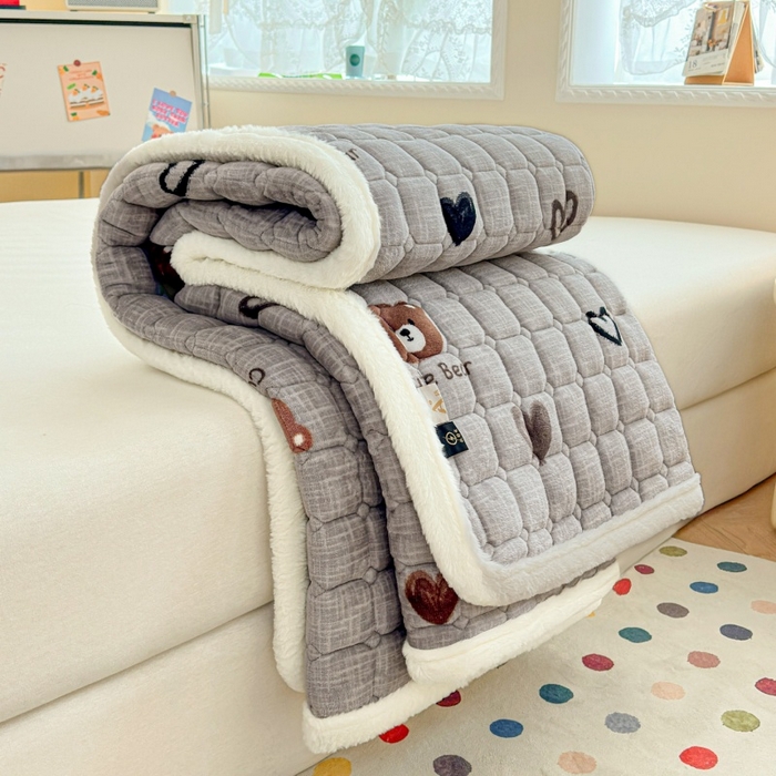 91家纺网 家纺一手货源 找家纺 爱屋及屋 2025新款牛奶绒印花床垫-大床款 幸运小熊-灰