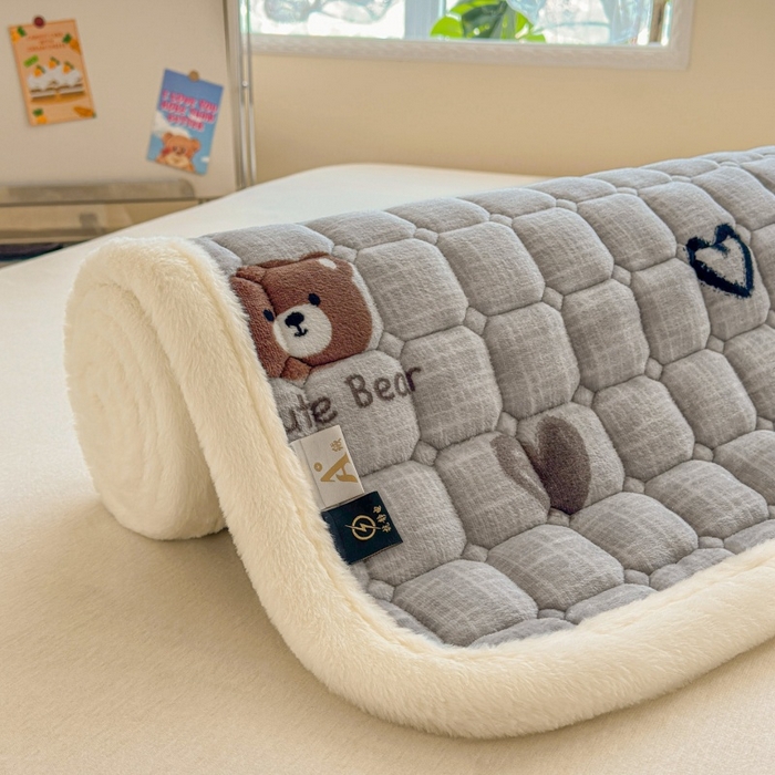 91家纺网 家纺一手货源 找家纺 爱屋及屋 2025新款牛奶绒印花床垫-大床款 幸运小熊-灰