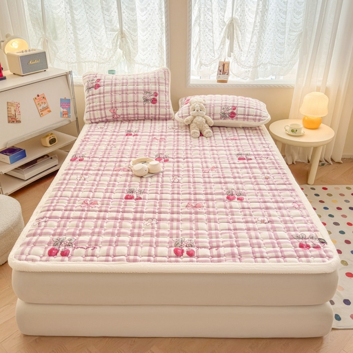 91家纺网 家纺一手货源 找家纺 爱屋及屋 2025新款牛奶绒印花床垫-大床款 紫色草莓