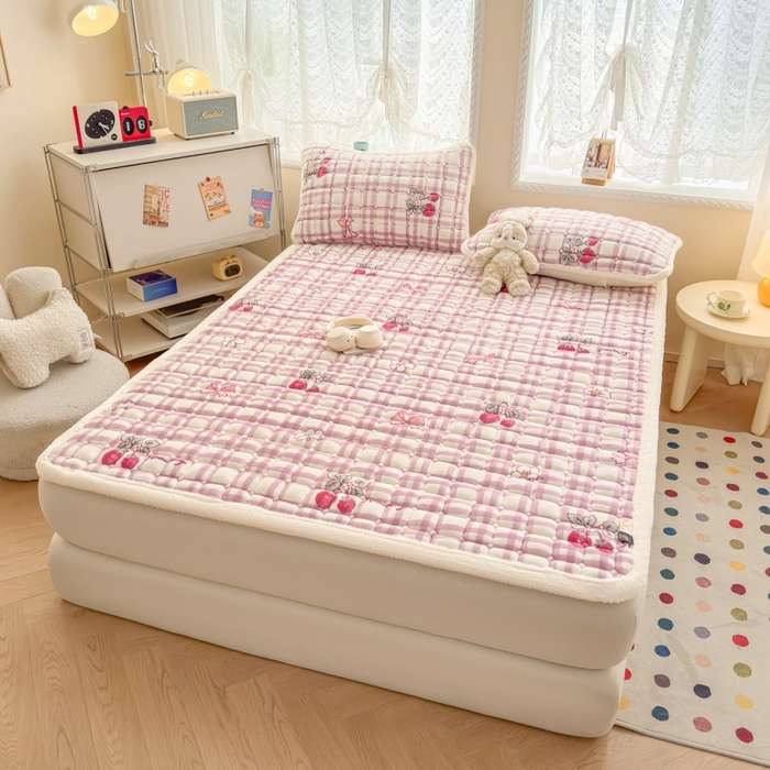 91家纺网 家纺一手货源 找家纺 爱屋及屋 2025新款牛奶绒印花床垫-大床款 紫色草莓