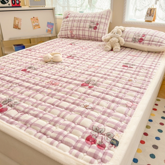 91家纺网 家纺一手货源 找家纺 爱屋及屋 2025新款牛奶绒印花床垫-大床款 紫色草莓