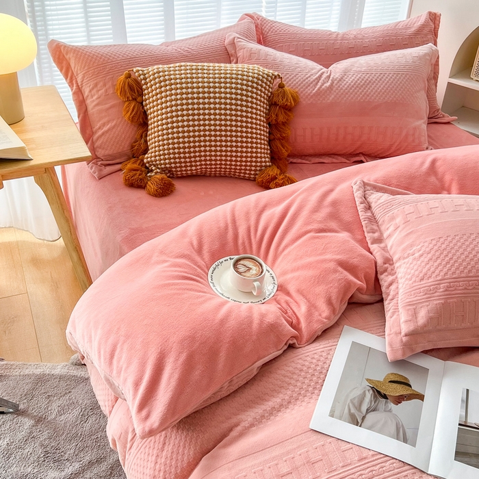 91家纺网 家纺一手货源 找家纺 锦罗绣 2025新款全消光烂花230克牛奶绒四件套 H-玉