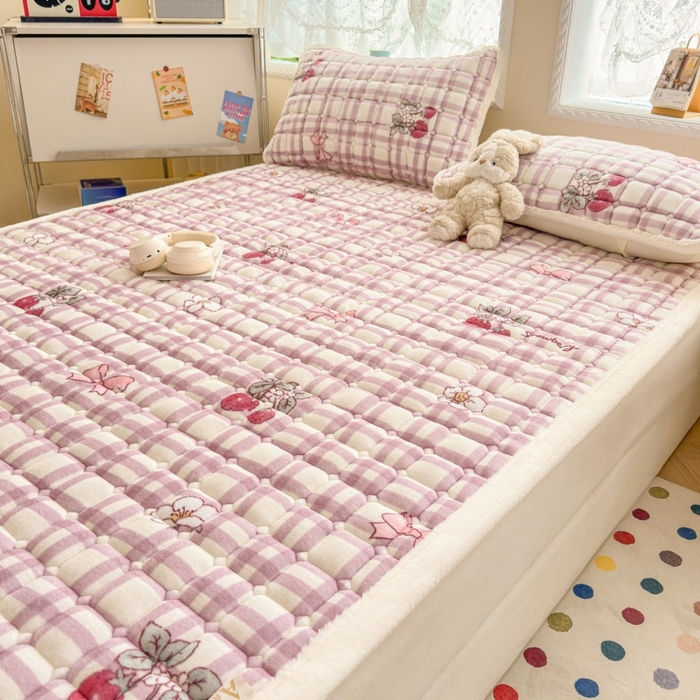 91家纺网 家纺一手货源 找家纺 爱屋及屋 2025新款牛奶绒印花床垫-大床款 紫色草莓