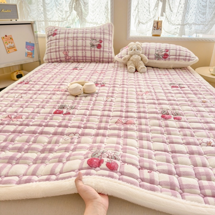 91家纺网 家纺一手货源 找家纺 爱屋及屋 2025新款牛奶绒印花床垫-大床款 紫色草莓